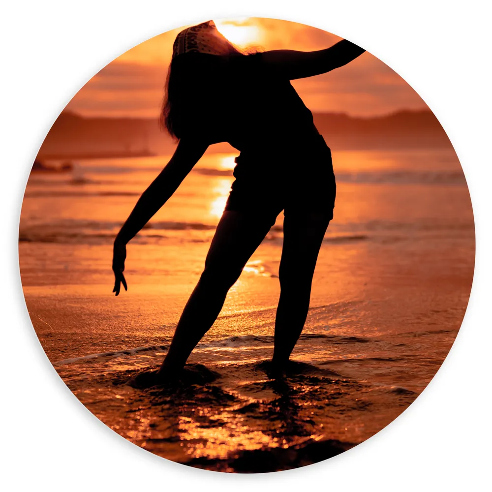 Dibond Muurcirkel - Silhouet van Vrouw in de Lage Zee