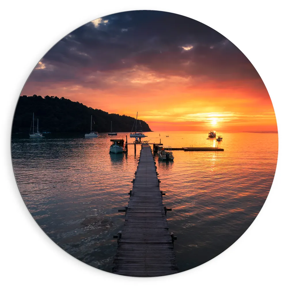 Dibond Muurcirkel - Pier - Zonsondergang - Zee - Berg - Bomen - Boten