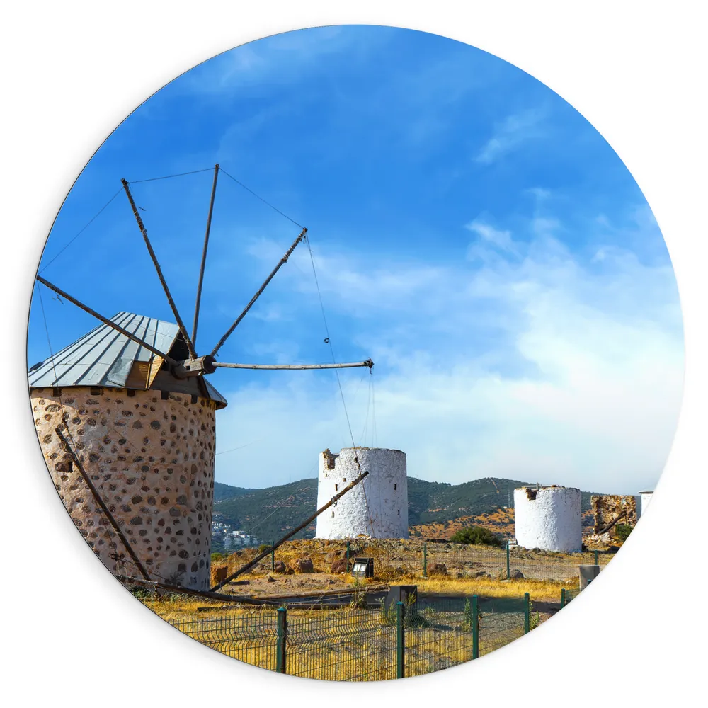 Dibond Muurcirkel - De Windmolens van Bodrum onder Sluierbewolking, Turkije