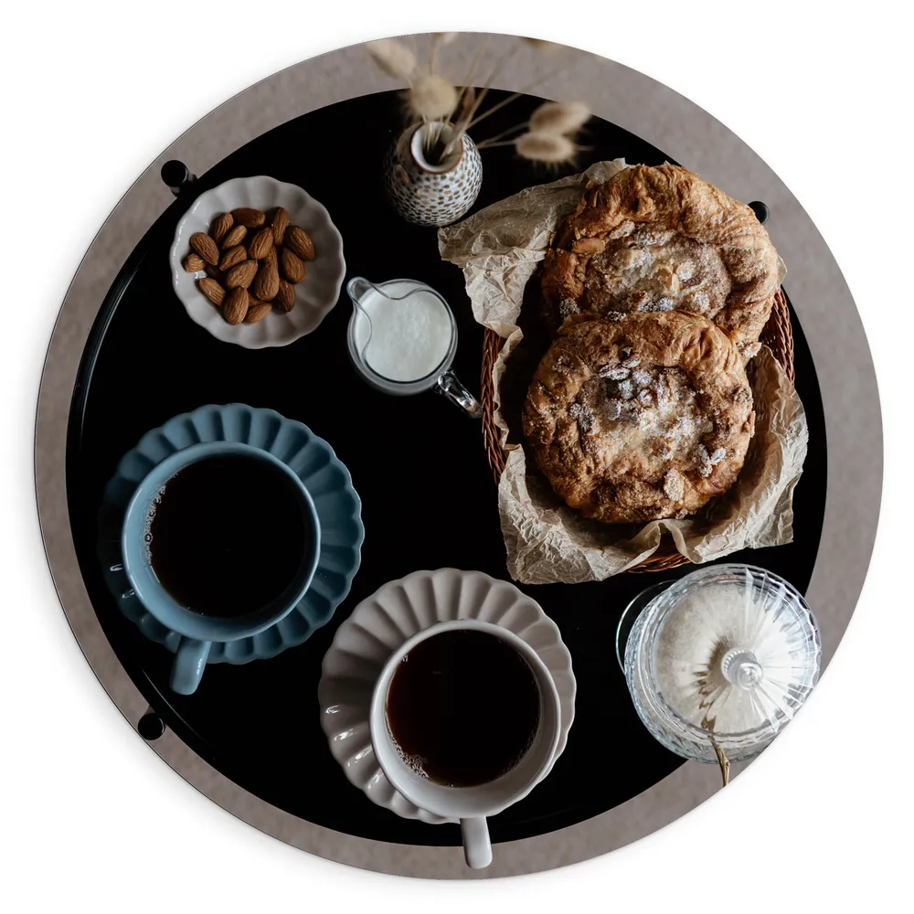 Dibond Muurcirkel - Koffie - Melk - Suiker - Amandelen - Brood - Tafel