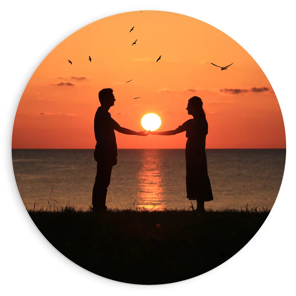 Dibond Muurcirkel - Zon liggend op Silhouet van Koppel Hand in Hand