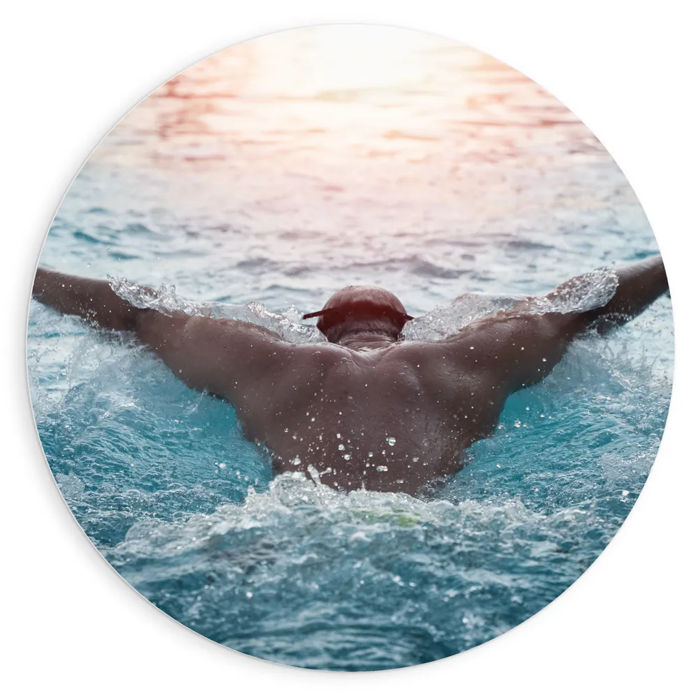 Dibond Muurcirkel - Sport Zwemmer in Actie in het Water