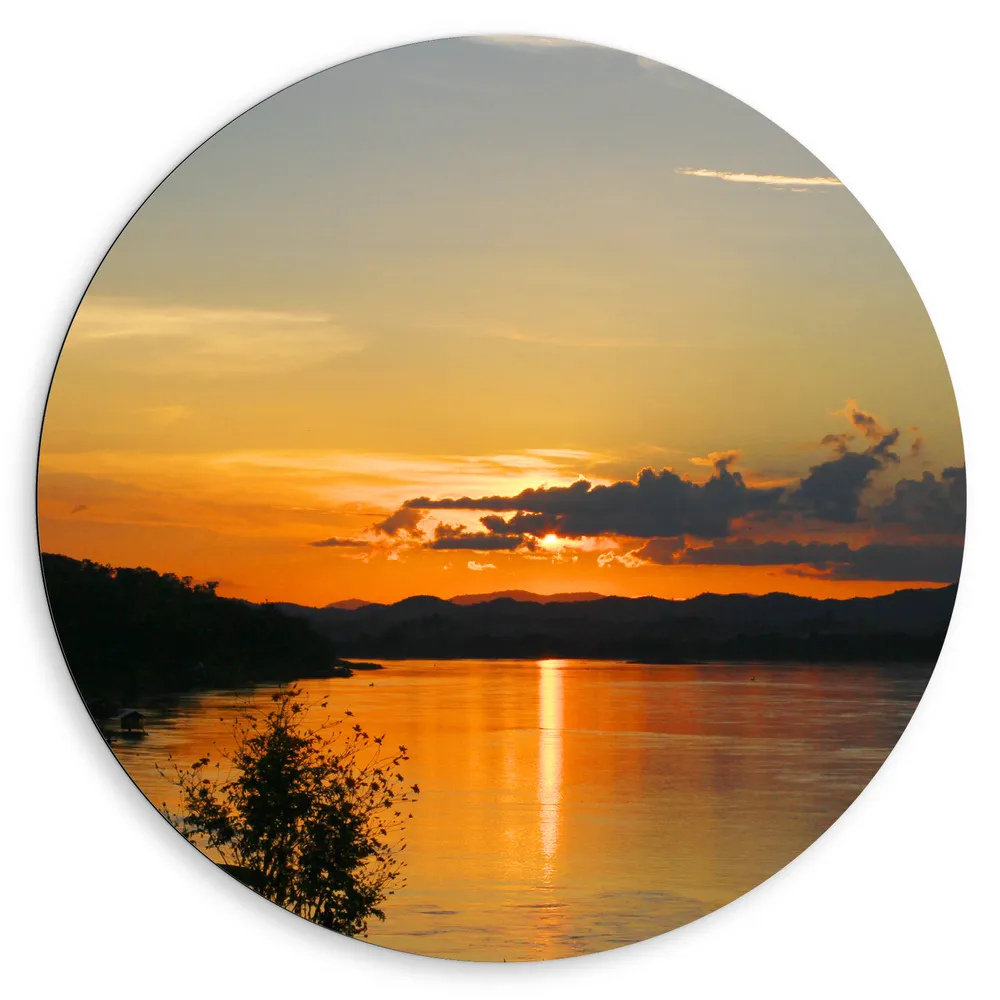 Dibond Muurcirkel - Silhouet van Bergen bij Zonsondergang achter Wolken
