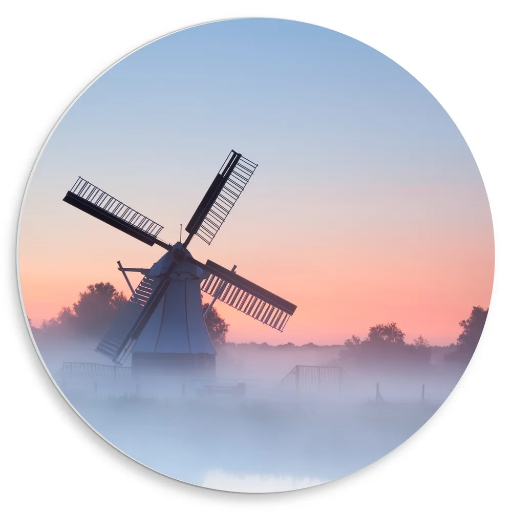 Dibond Muurcirkel - Windmolen in het Veld op Mistige Ochtend in Nederland