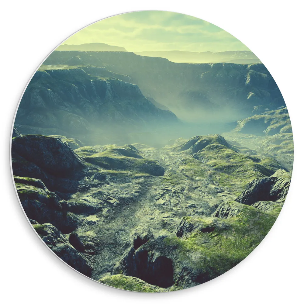 Dibond Muurcirkel - Moerassig Landschap met Bergen vol Mist