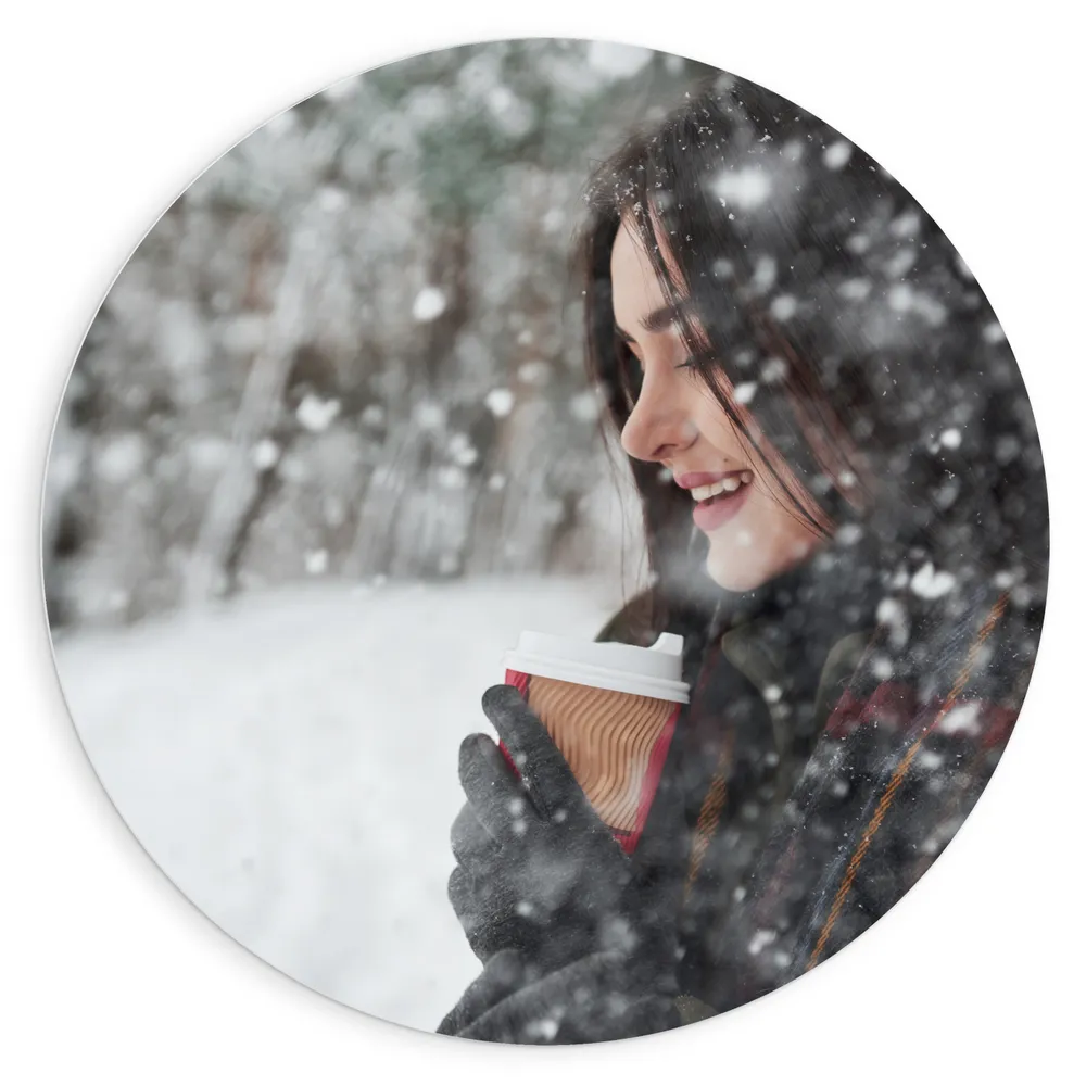 Dibond Muurcirkel - Vrouw - Koffie - Drinken - Sneeuw - Koud - Winter