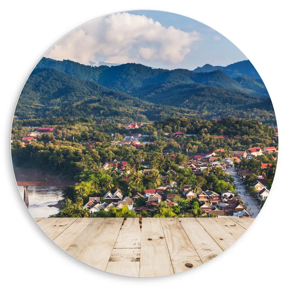 Dibond Muurcirkel - Uitzicht over Dorpje aan de Rand van Berg in Laos