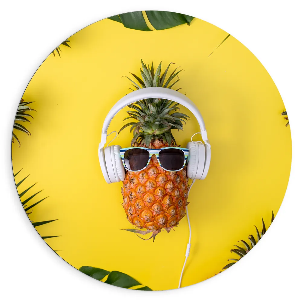 Dibond Muurcirkel - Ananas met Witte Headset op Felgele Achtergrond