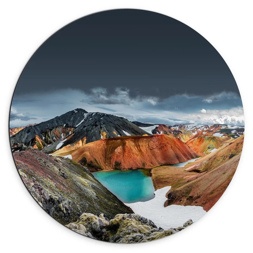 Dibond Muurcirkel - Water in Landschap met Bergen in Verschillende Kleuren