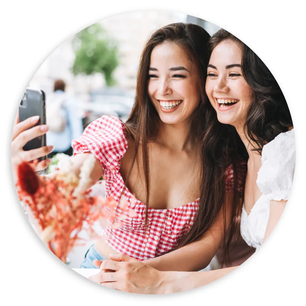 Dibond Muurcirkel - Meiden - Vriendinnen - Lachen - Telefoon - Selfie