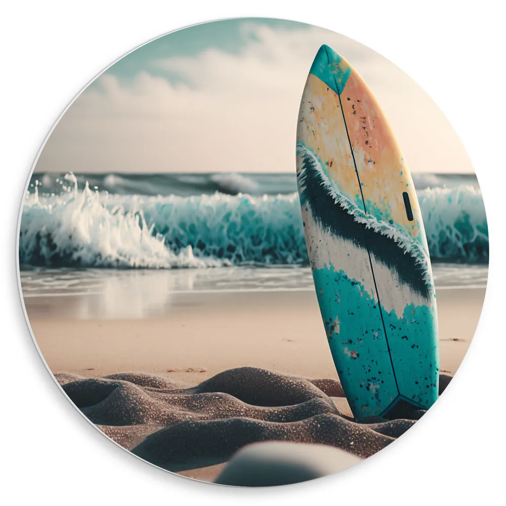 Dibond Muurcirkel - Surfplank met Patroon in het Zand bij de Zee