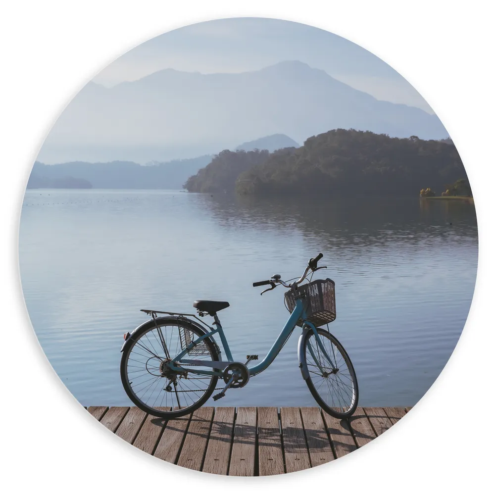 Dibond Muurcirkel - Fiets Geparkeerd op Vlonder aan het Water in Berglandschap