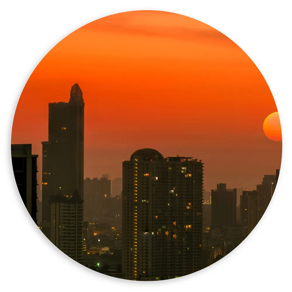 Dibond Muurcirkel - Zon Zakkend achter de Wolkenkrabbers in de Stad