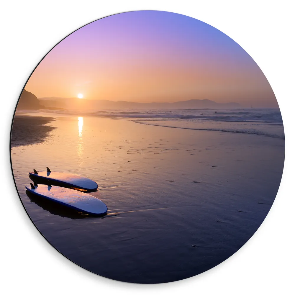 Dibond Muurcirkel - Surfplanken liggend op het Strand langs de Zee
