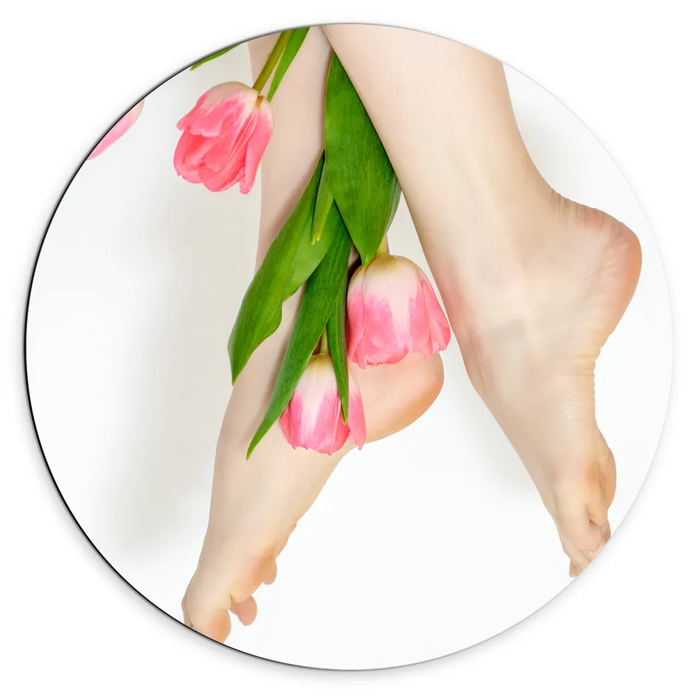 Dibond Muurcirkel - Bos Roze Tulpen Tussen Vrouwelijke Benen tegen Witte Achtergrond