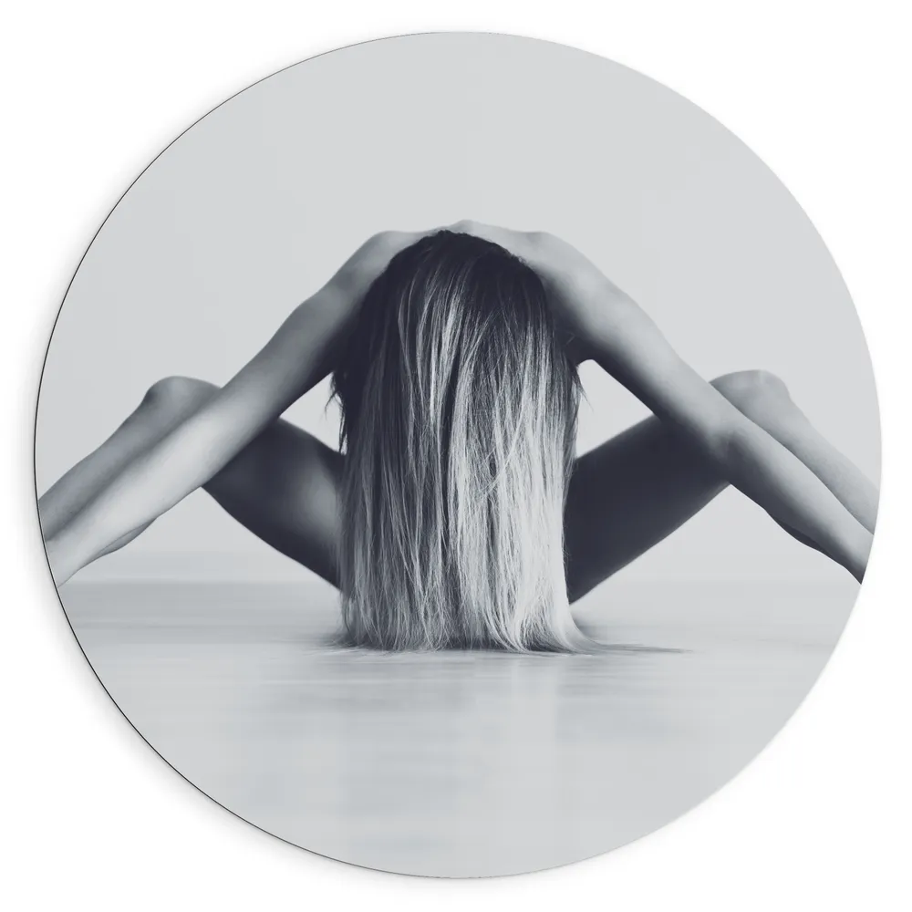 Dibond Muurcirkel - Vrouw met Gespreide Benen in Yogapositie (Zwart- wit)