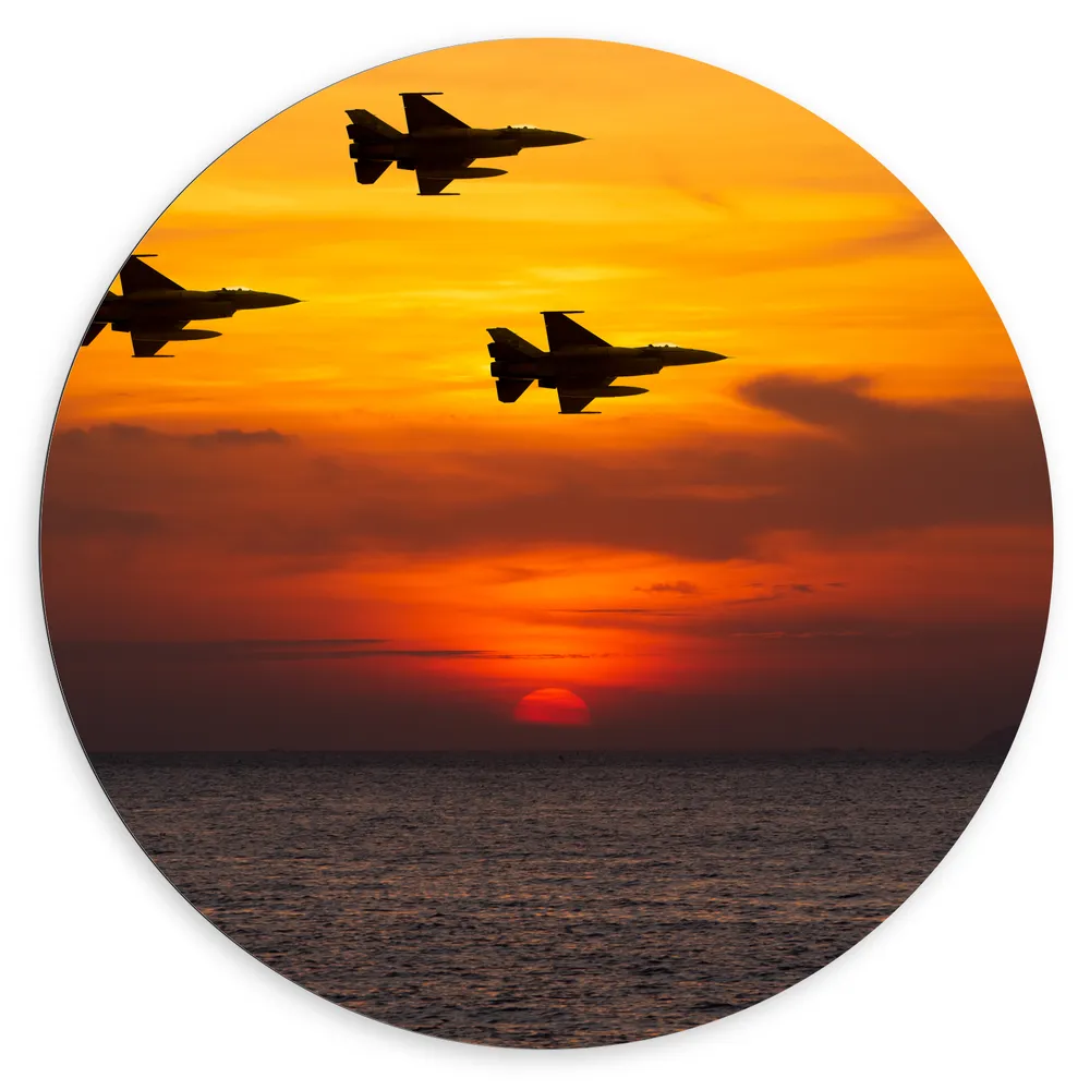 Dibond Muurcirkel - Silhouet van Straaljagers boven de Zee tijdens Zonsondergang