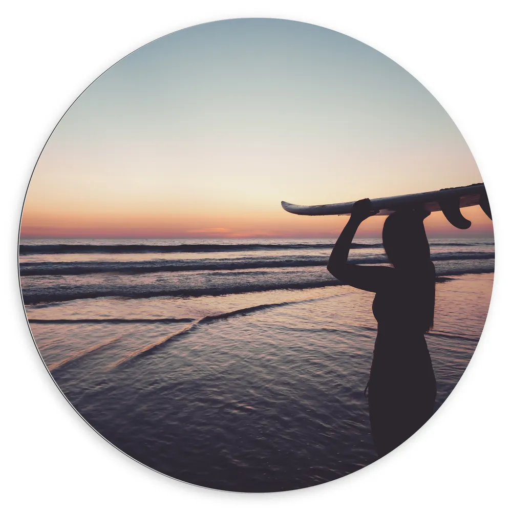 Dibond Muurcirkel - Silhouet van Surfer met Bord op Hoofd bij Zonsondergang