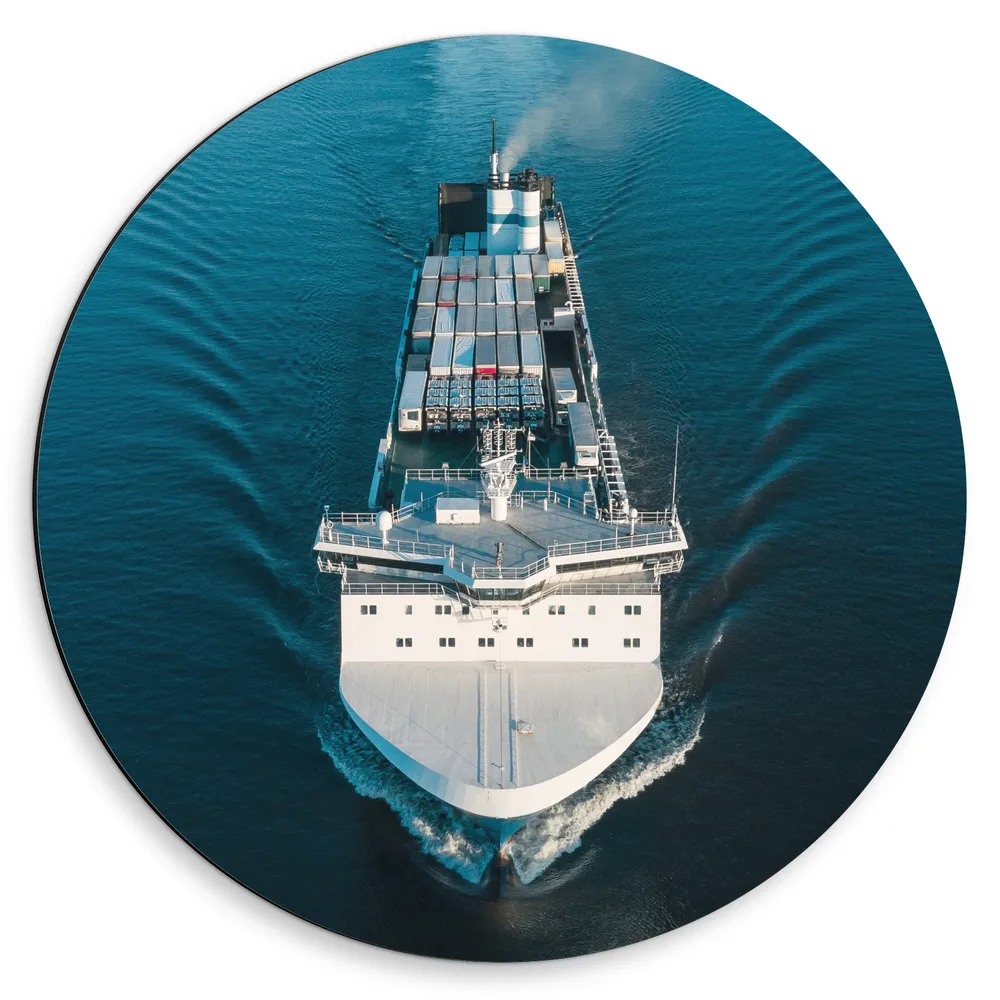 Dibond Muurcirkel - Vooraanzicht van Groot Vrachtschip Varend op de Zee