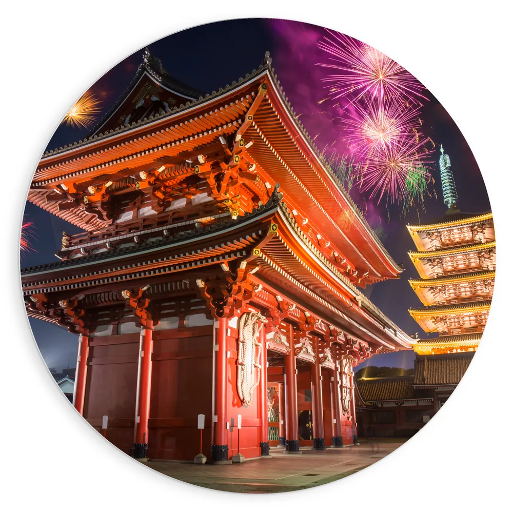 Dibond Muurcirkel - Japanse Tempel omringd door Verschillende Kleuren Vuurwerkpijlen