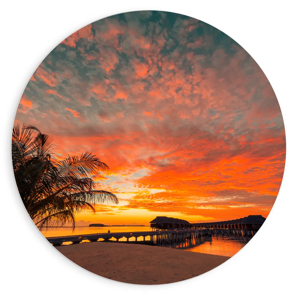 Dibond Muurcirkel - Zonsondergang op het Strand met Palmbomen en Paalwoningen