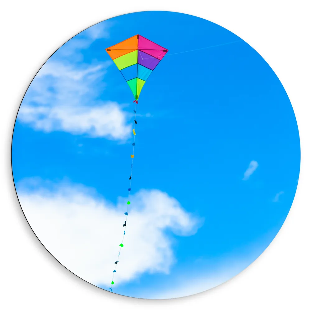 Dibond Muurcirkel - Foto van Kleurrijke Vlieger onder Schapenwolken