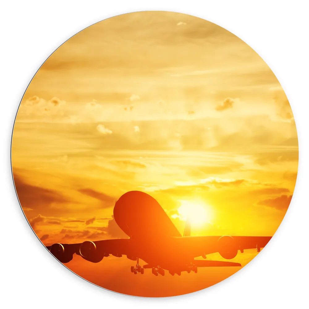 Dibond Muurcirkel - Opstijgend Vliegtuig bij Felle Zonsondergang