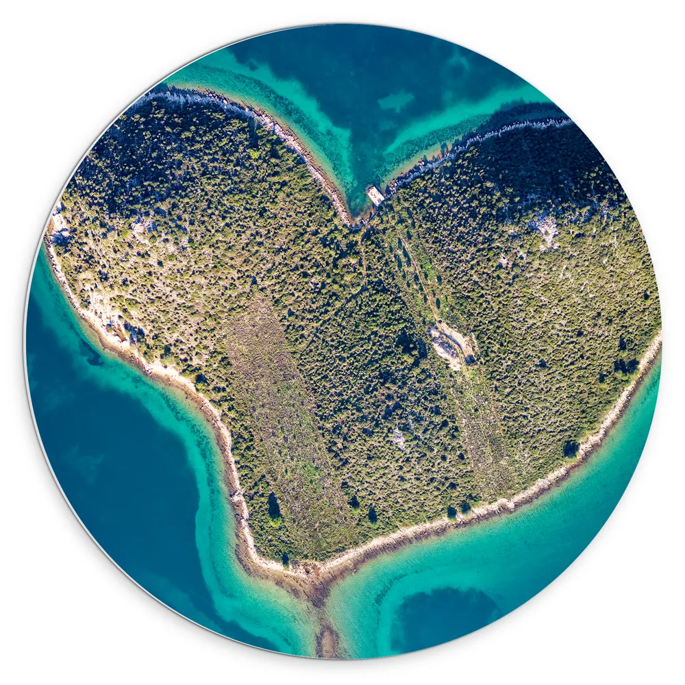 Dibond Muurcirkel - Hartvormig Eiland Liggend in Straalblauwe Zee
