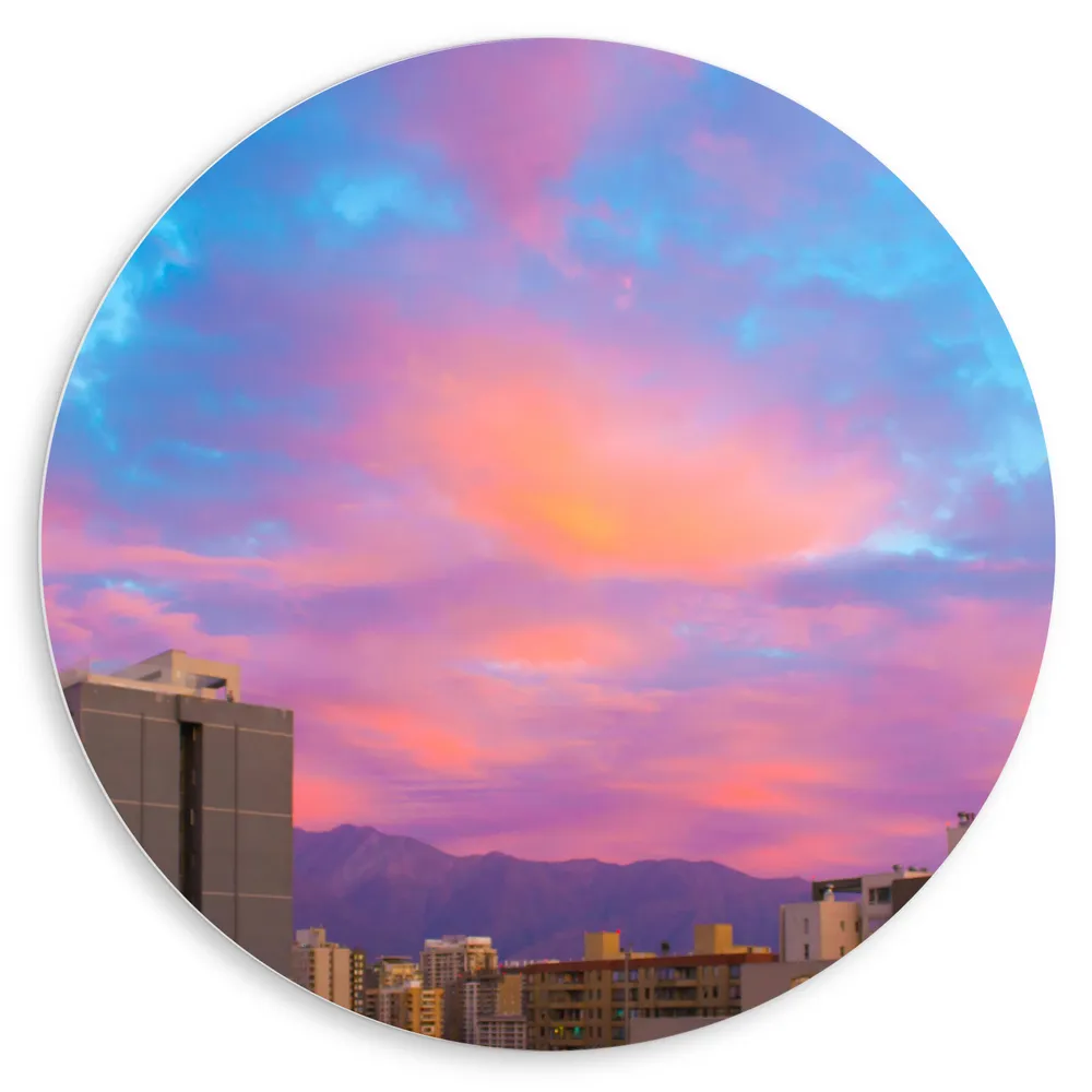 Dibond Muurcirkel - Felkleurige Lucht boven Gebouwen in het Blauw met Roze en Paars