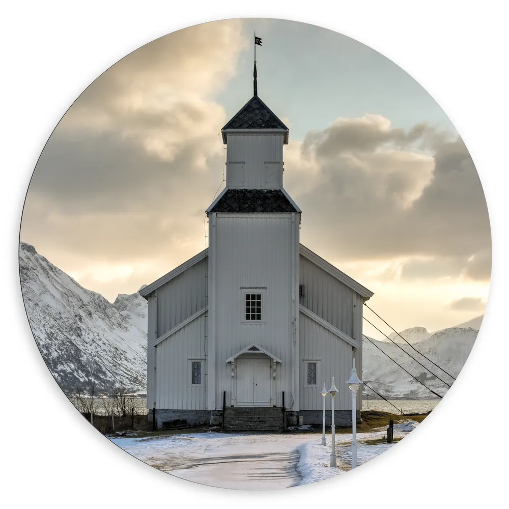 Dibond Muurcirkel - Gimsoy Kerk in Noorwegen tijdens Zachte Winterdag