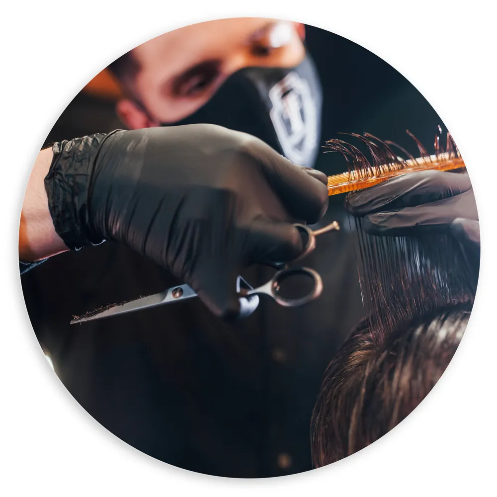 Dibond Muurcirkel - Barbier aan het Werk in Salon
