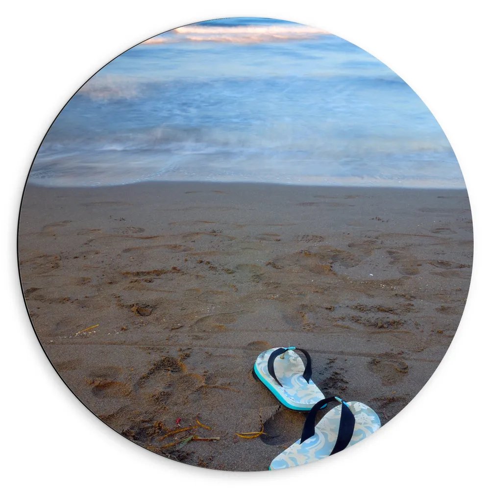 Dibond Muurcirkel - Blauw met Witte Zomerse Slippers op het Strand