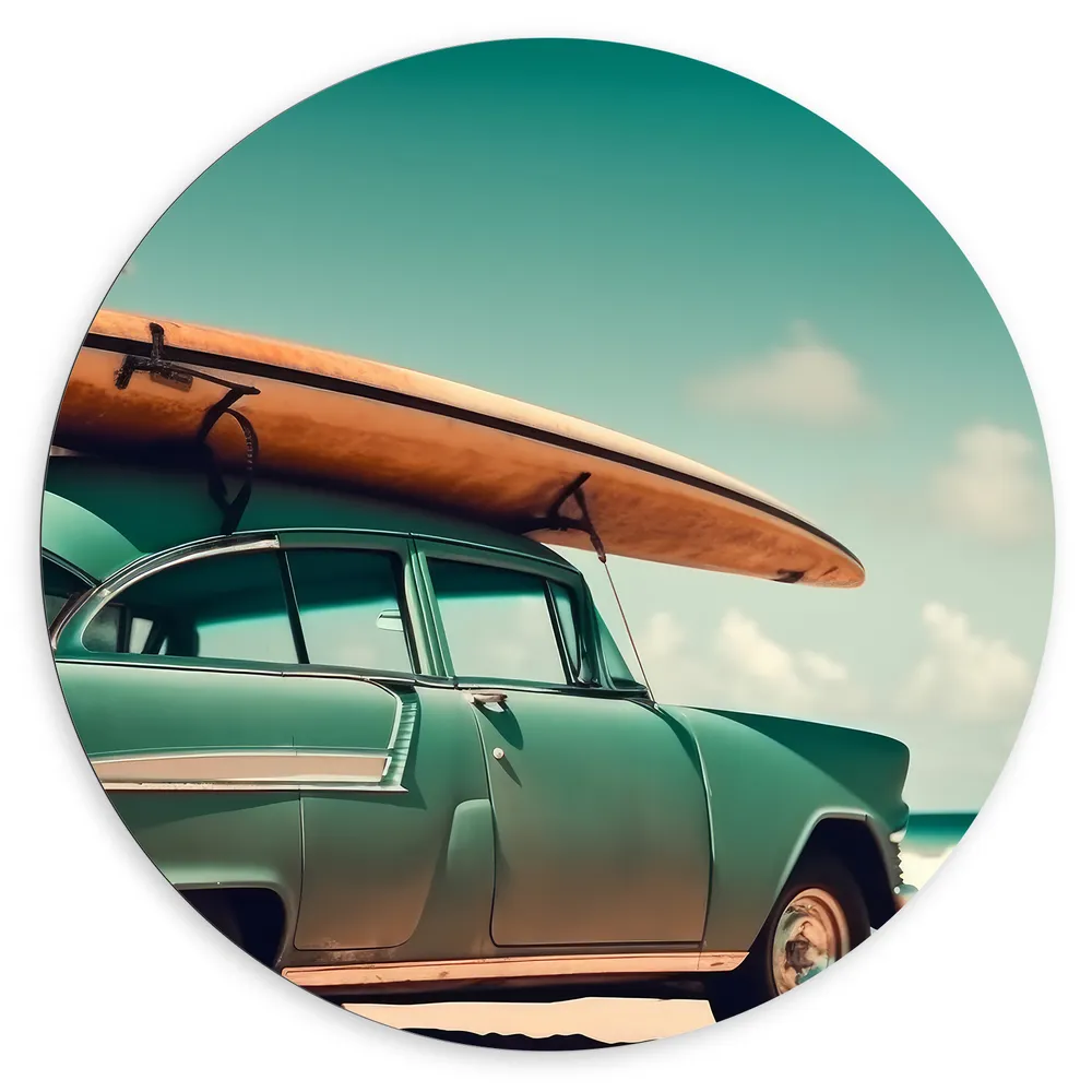 Dibond Muurcirkel - Houten Surfplank op Dak van Blauwe Auto geparkeerd op het Strand