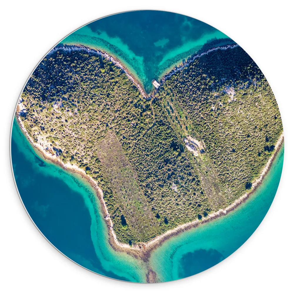Dibond Muurcirkel - Bovenaanzicht van Hartvormig Onbewoond Eiland in Tropische Zee