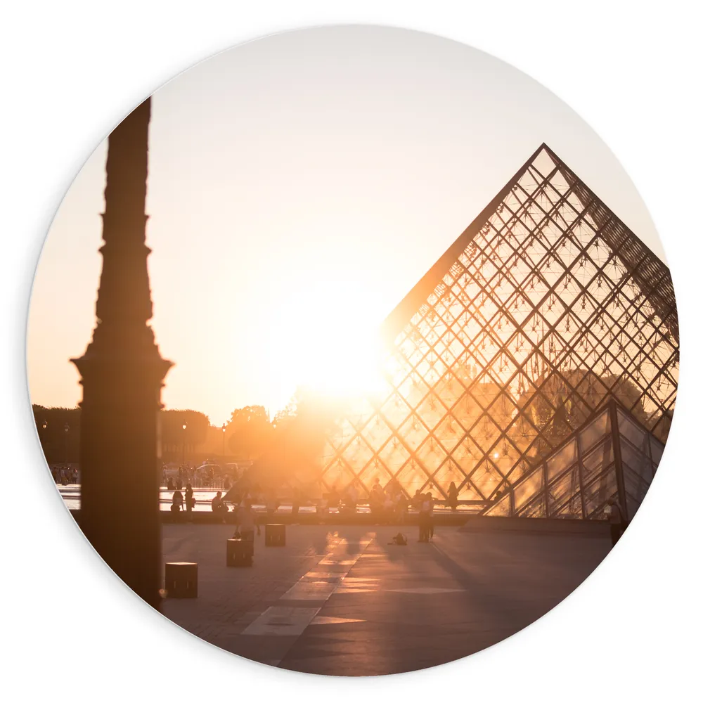 Dibond Muurcirkel - Zonnestralen over het Plein van het Louvre in Parijs