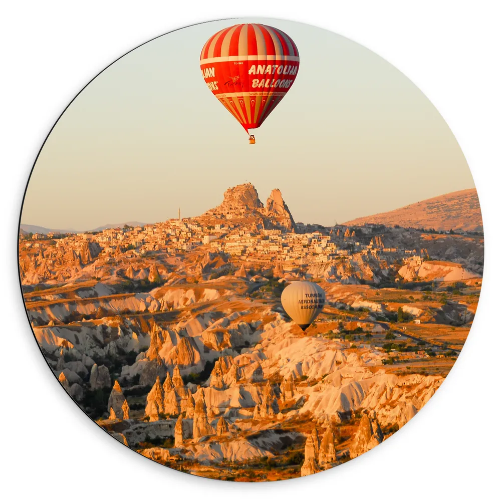 Dibond Muurcirkel - Rode en Witte Luchtballlon boven Landschap vol Rotsen