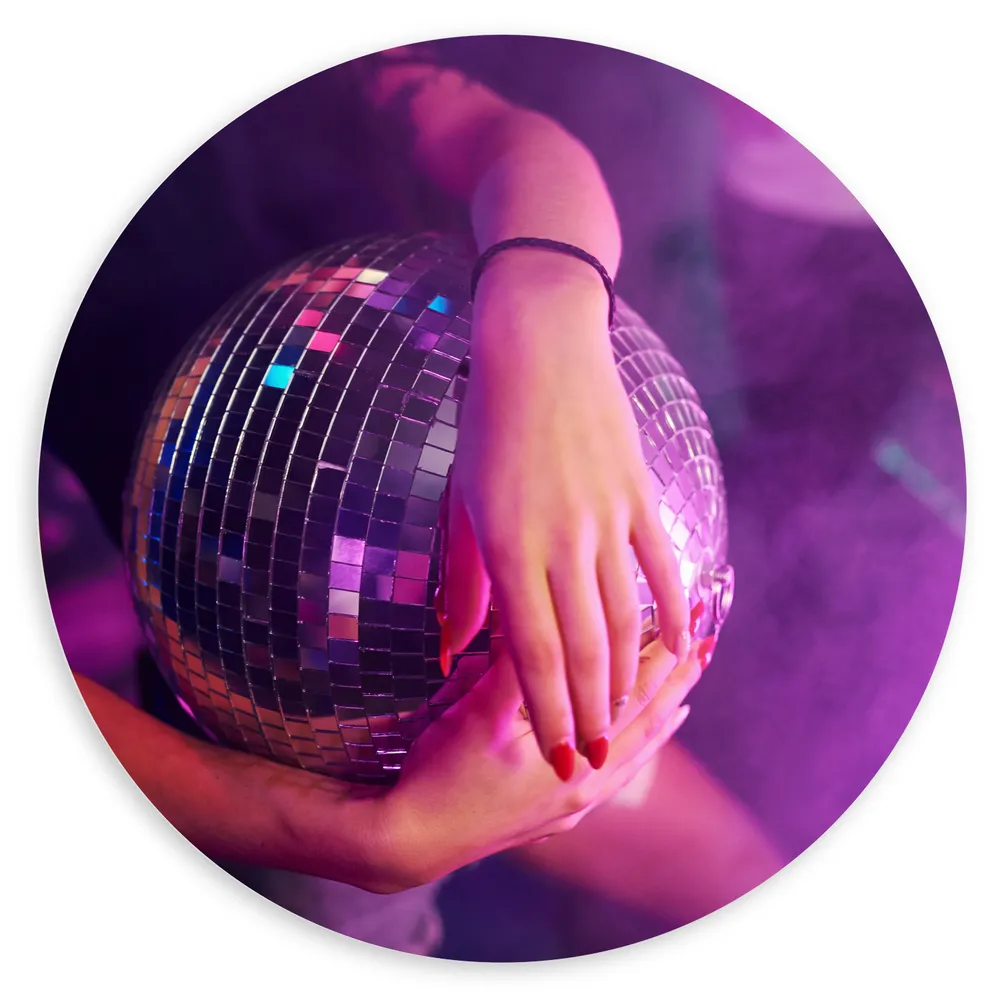 Dibond Muurcirkel - Vrouw in Club met Discobal in Handen