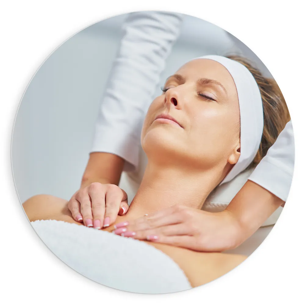 Dibond Muurcirkel - Vrouw - Spa - Gezichtsbehandeling - Massage