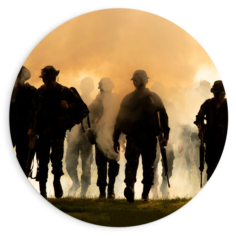 Dibond Muurcirkel - Groep Soldaten Weglopend van Rook