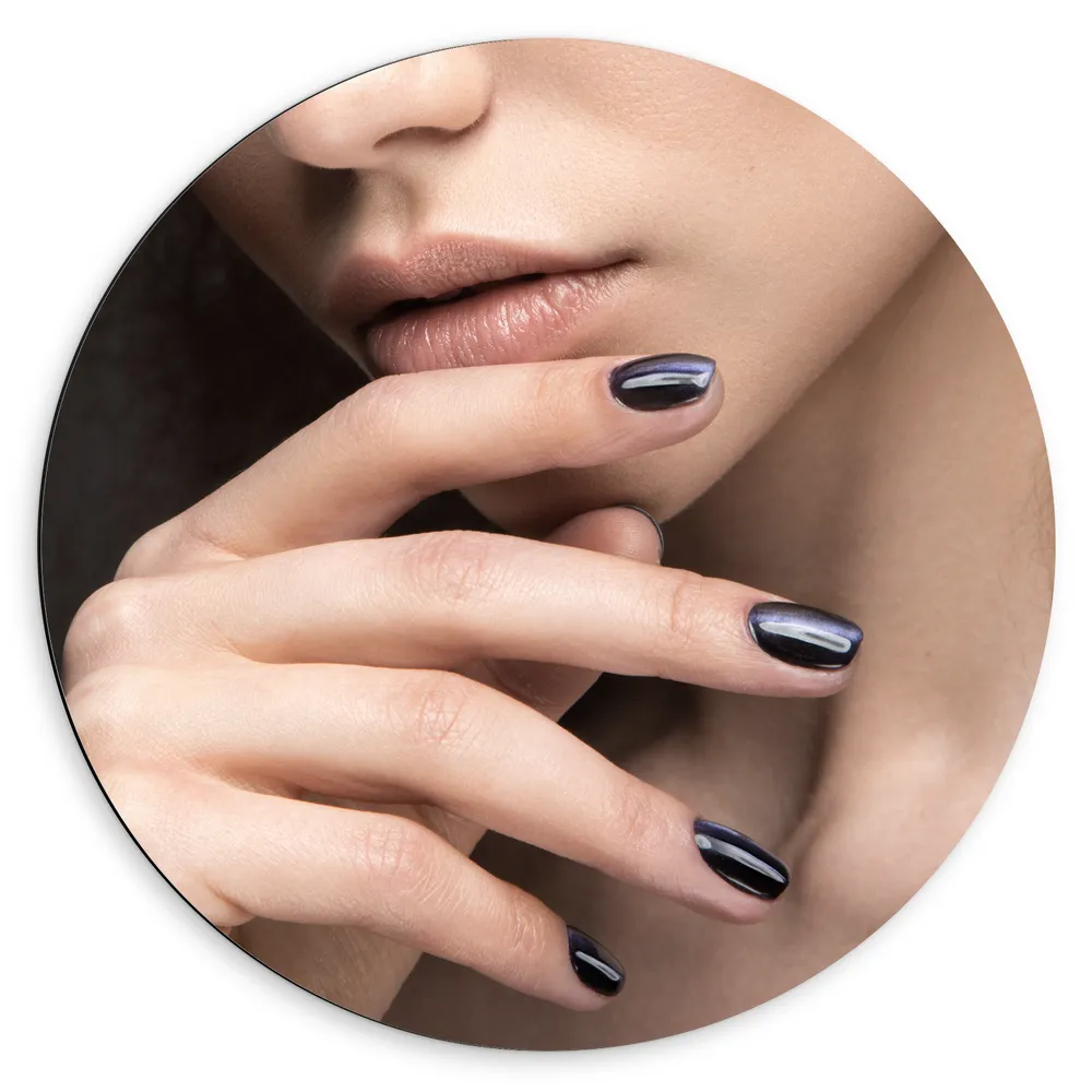 Dibond Muurcirkel - Vrouw - Mond - Hand - Nagels - Zwart