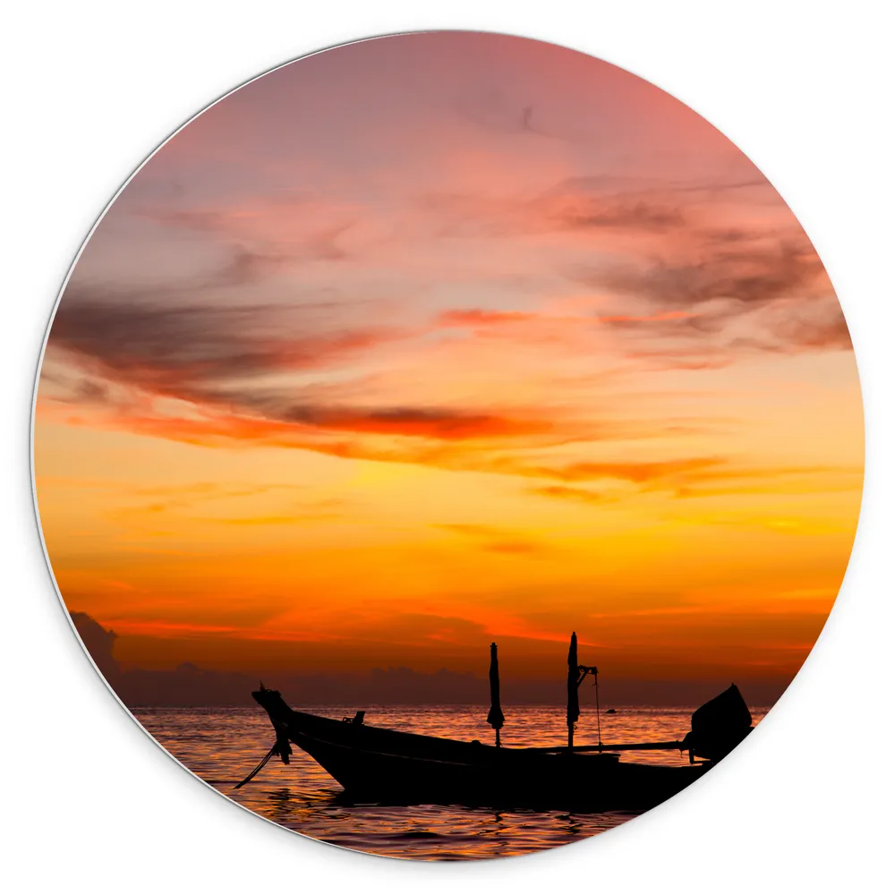 Dibond Muurcirkel - Silhouet van Vissersboot Dobberend op het Water bij Zonsondergang