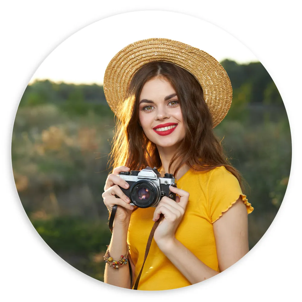 Dibond Muurcirkel - Vrouw - Hoed - Natuur - Camera - Fotograaf