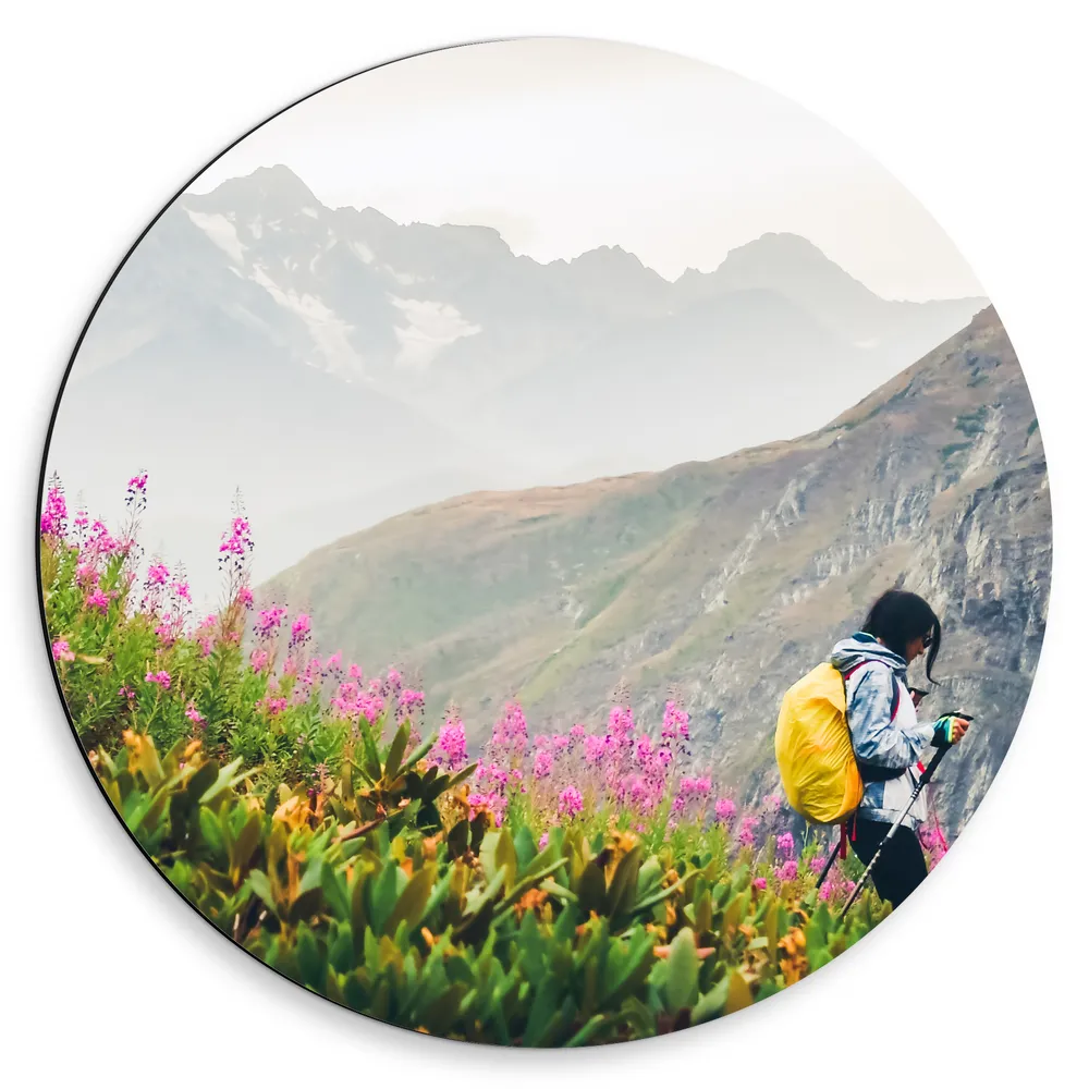 Dibond Muurcirkel - Hiker in Berglandschap met Roze Bloemenveld