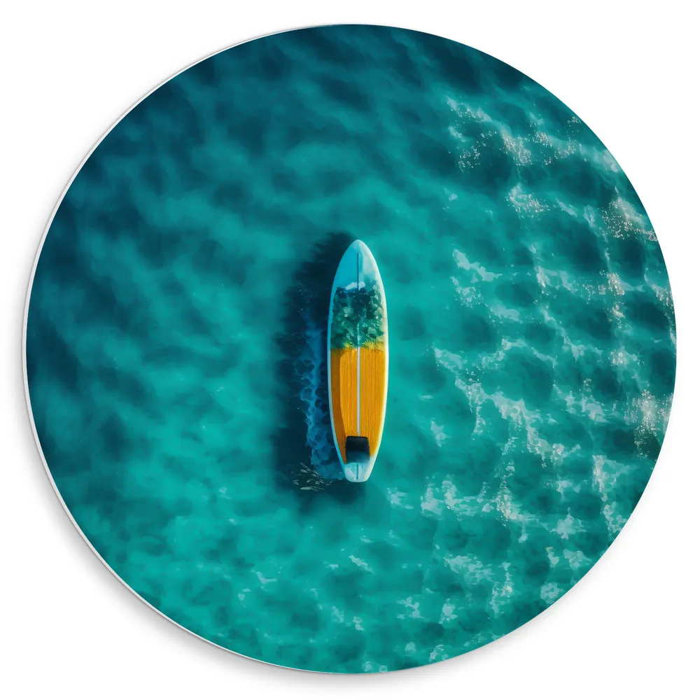 Dibond Muurcirkel - Blauw met Geel Surfboard Dobberend op de Blauwe Oceaan