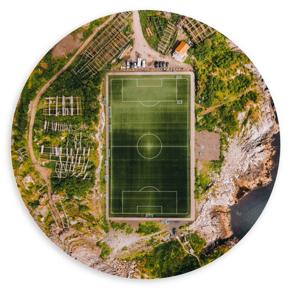 Dibond Muurcirkel - Bovenaanzicht van het Henningsvaer Voetbal Stadion in Noorwegen
