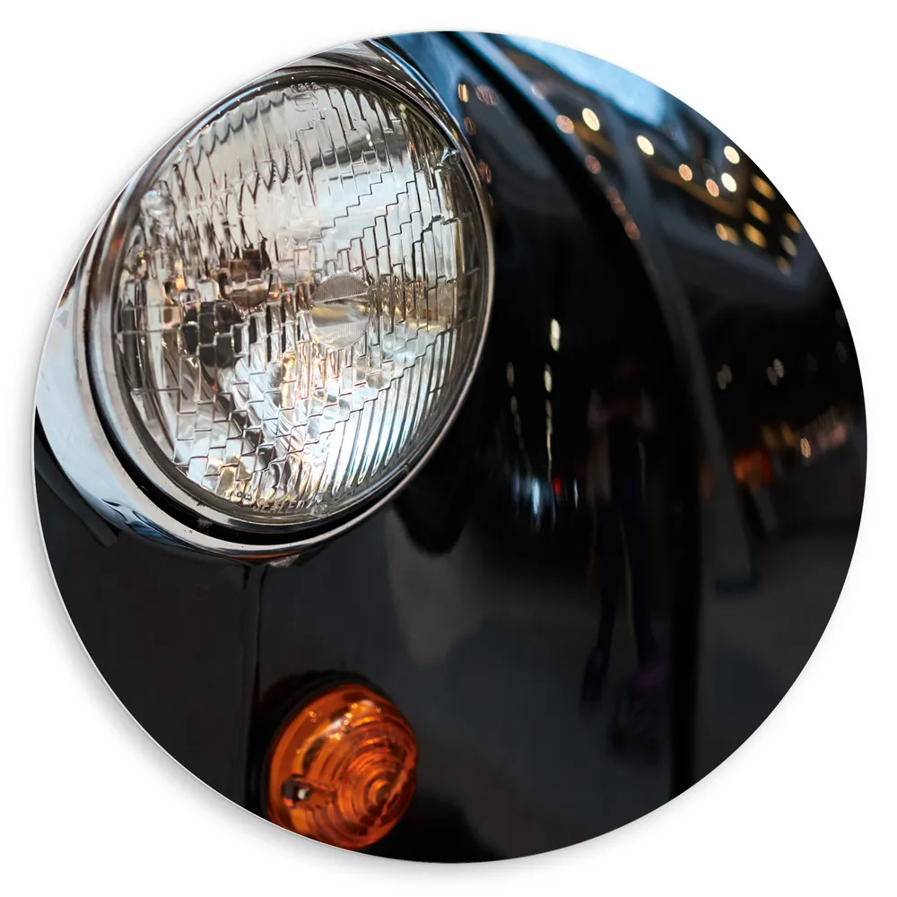 Dibond Muurcirkel - Close-up van Koplamp van Zwarte Auto
