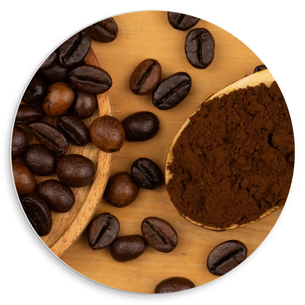 Dibond Muurcirkel - Houten Lepel met Cacao Poeder omringd door Koffiebonen