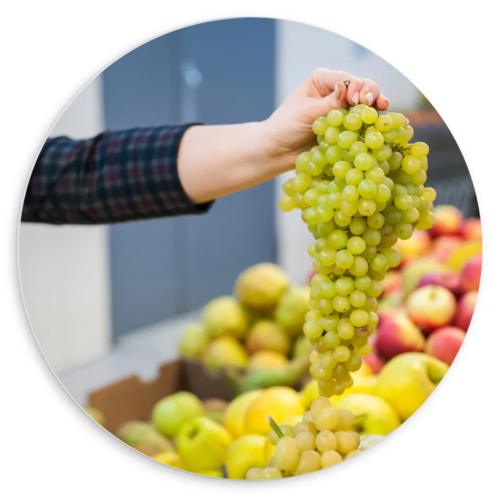Dibond Muurcirkel - Tros Verse Druiven in Fruitkraam op de Markt