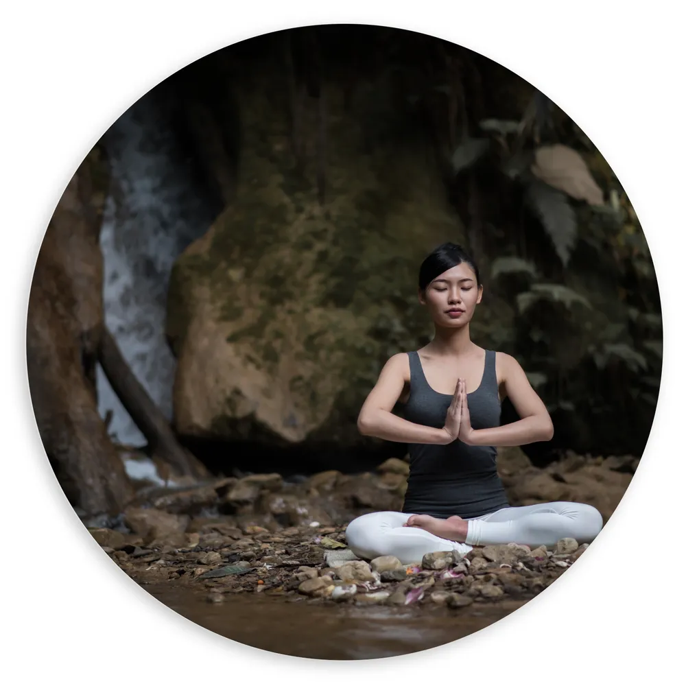 Dibond Muurcirkel - Vrouw - Yoga - Waterval - Stenen