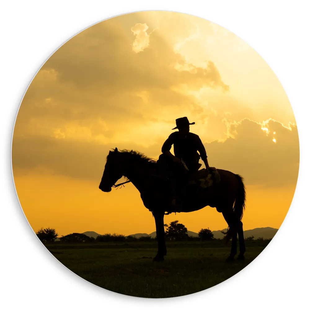 Dibond Muurcirkel - Silhouet van Cowboy op zijn Paard tijdens Mooie Zomerse Zonsondergang